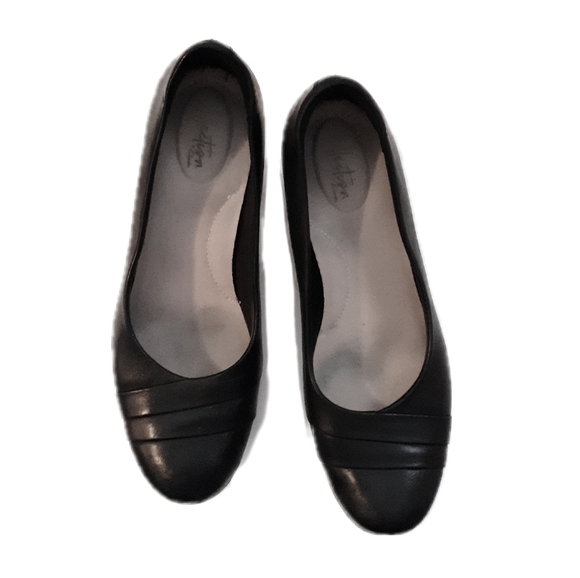 Clarks Chunky Heel Work Shoes - Picture 2 of 5